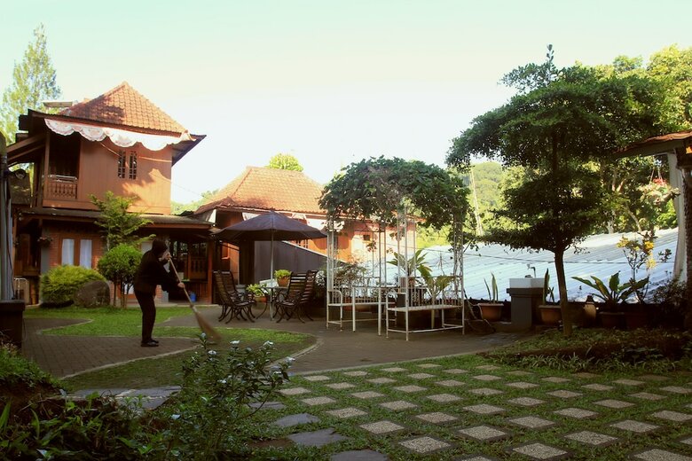 Hotel Bantal Guling Villa Bandung