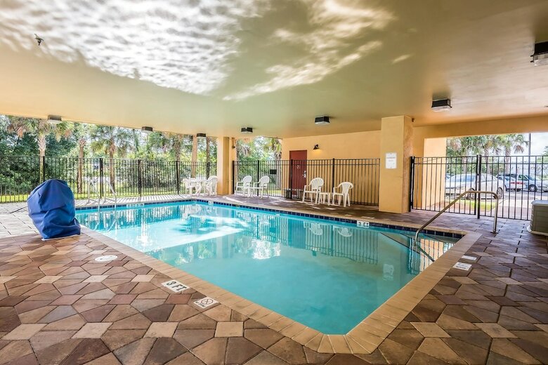 Hotel Comfort Suites West Jacksonville