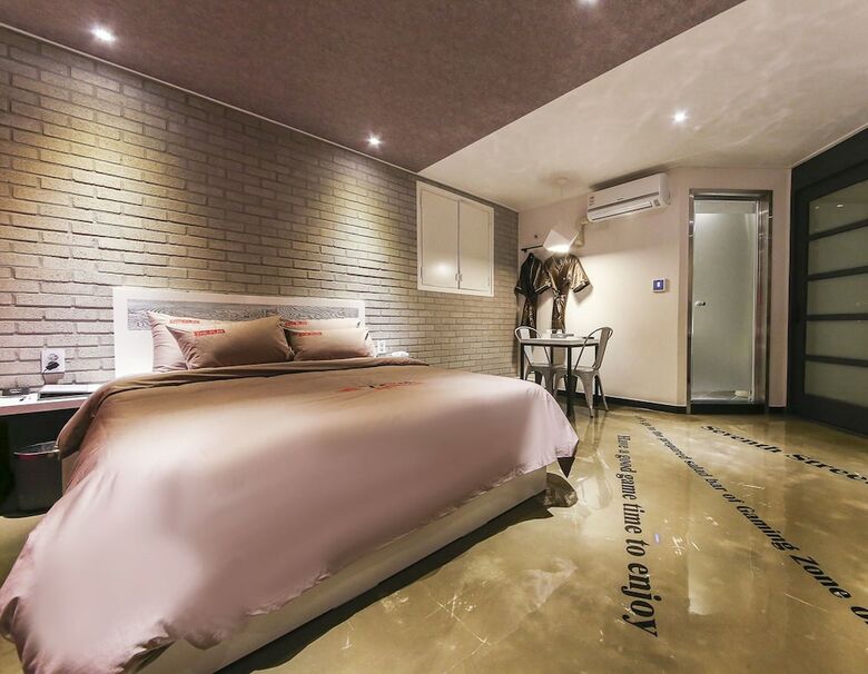 Hotel 7th Street The Play