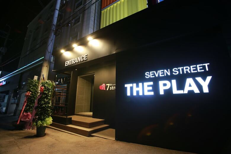 Hotel 7th Street The Play