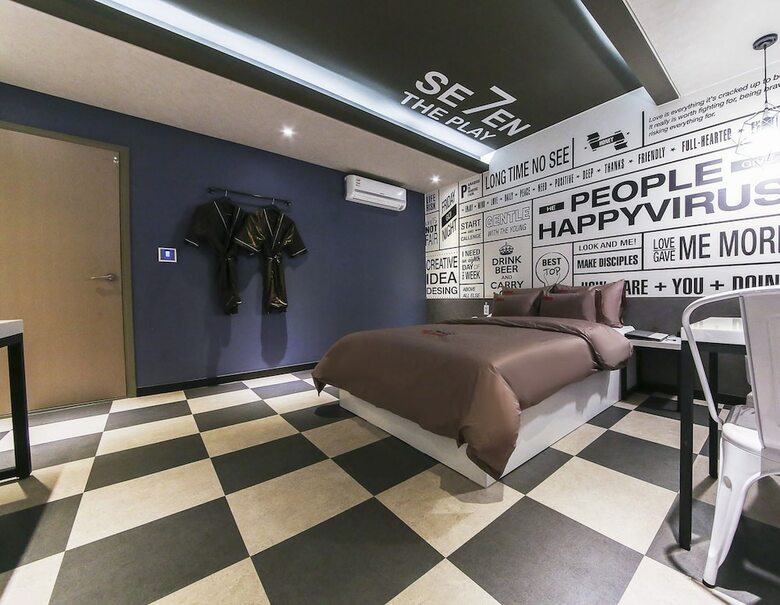 Hotel 7th Street The Play