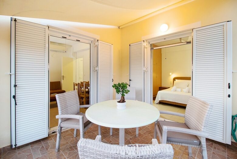 Romanos Beach Villas