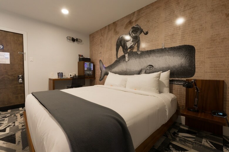Crash Hotel Downtown Edmonton