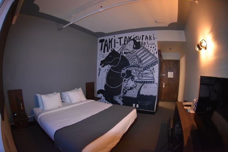 Crash Hotel Downtown Edmonton