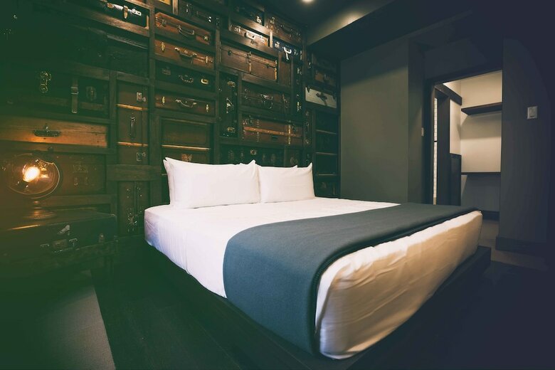 Crash Hotel Downtown Edmonton