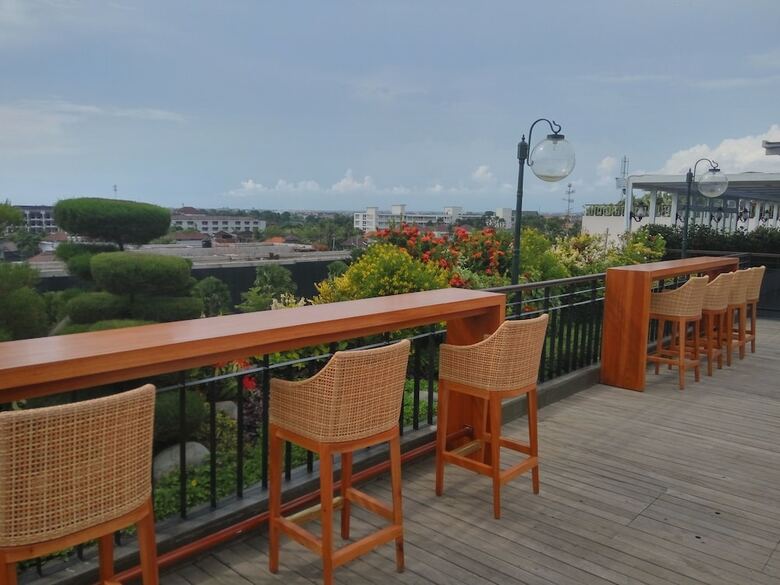 Jambuluwuk Oceano Seminyak Hotel