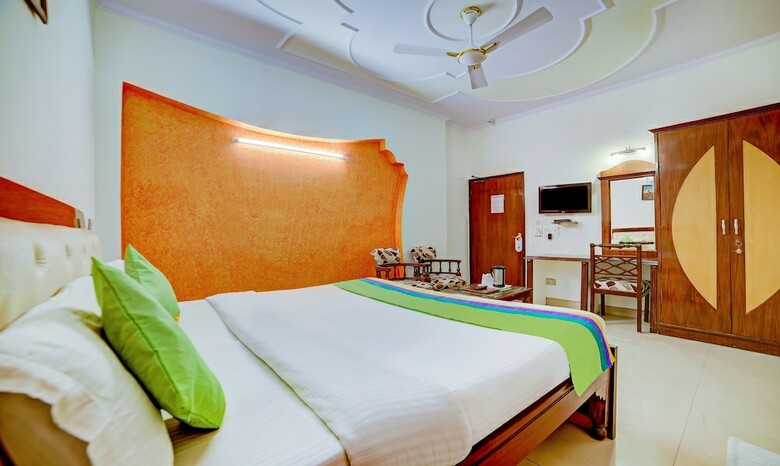 Hotel Paras International