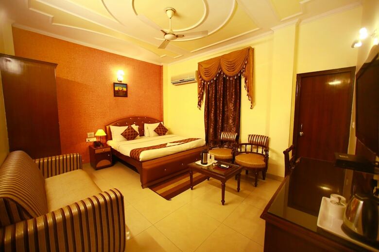 Hotel Paras International