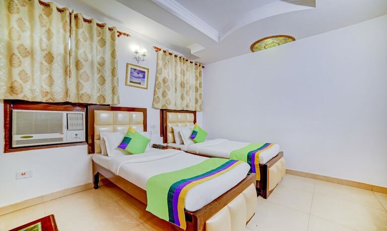 Hotel Paras International