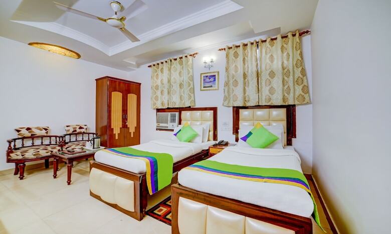 Hotel Paras International