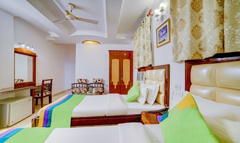 Hotel Paras International