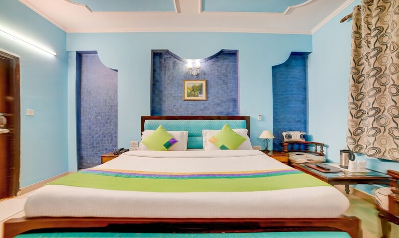 Hotel Paras International