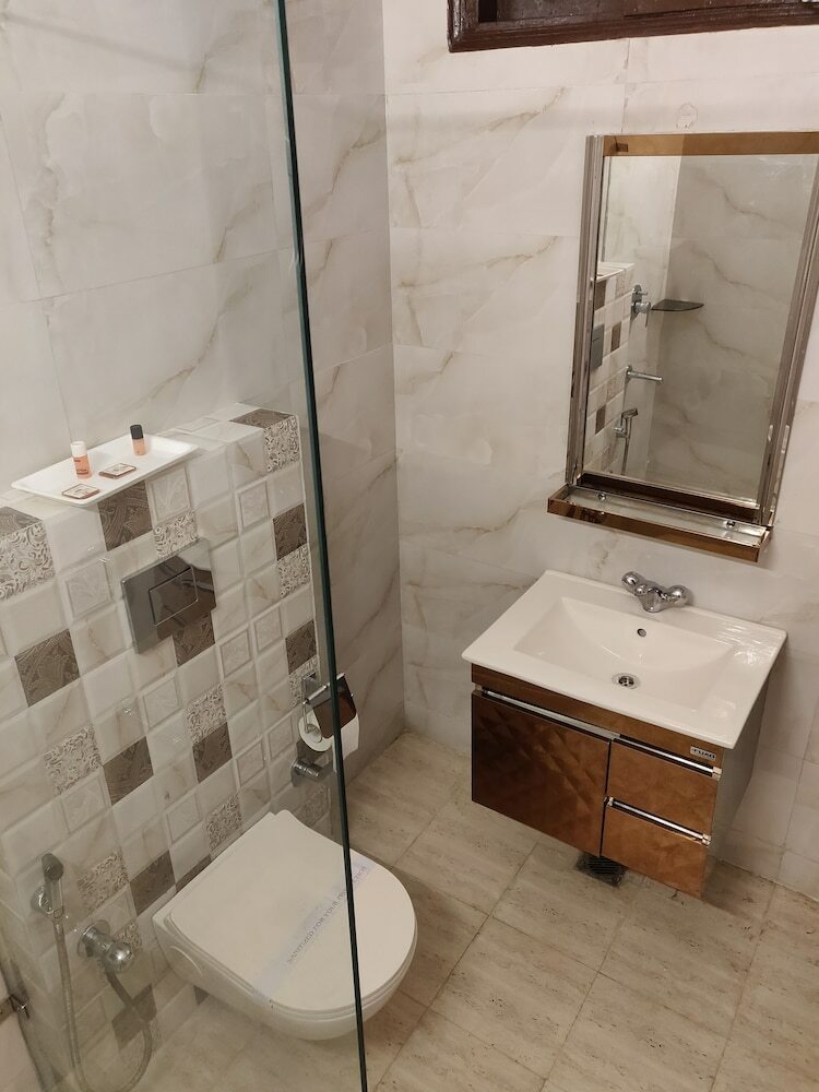Hotel Paras International