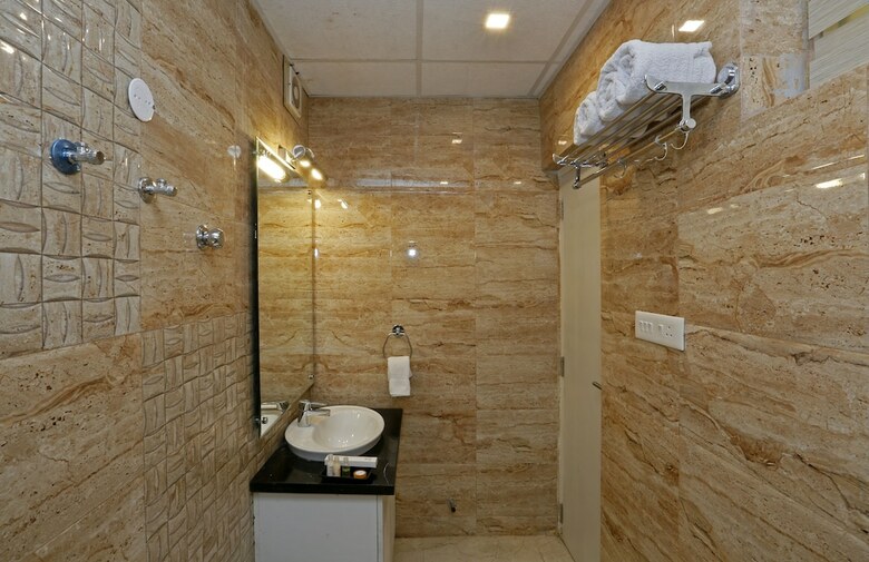 Hotel Clarks Inn Srinagar