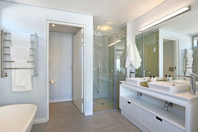 Apartamentos Four On C Luxury Suites
