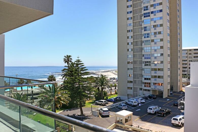 Apartamentos Four On C Luxury Suites