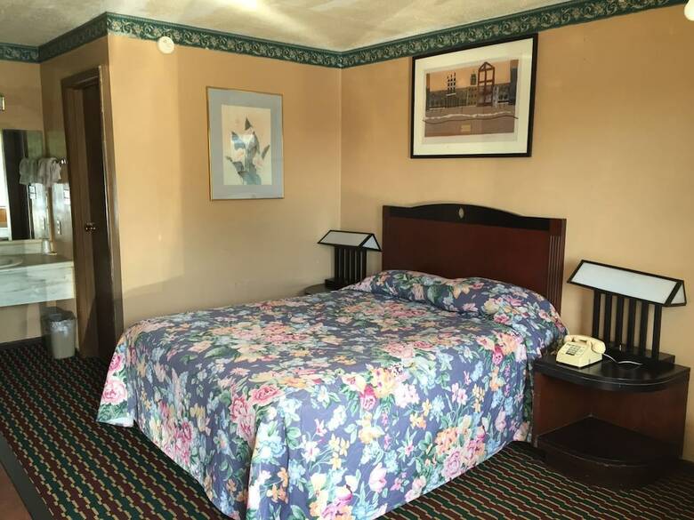 Hotel Carefree Inn