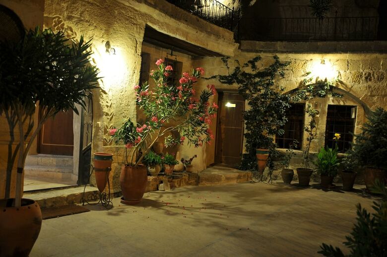 Hotel Amber Cave Suites