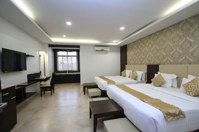 Hotel Ni Ambaari Suites