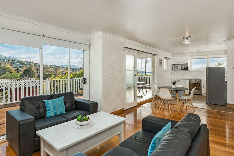 Long Beach House Apartments Sandy Bay