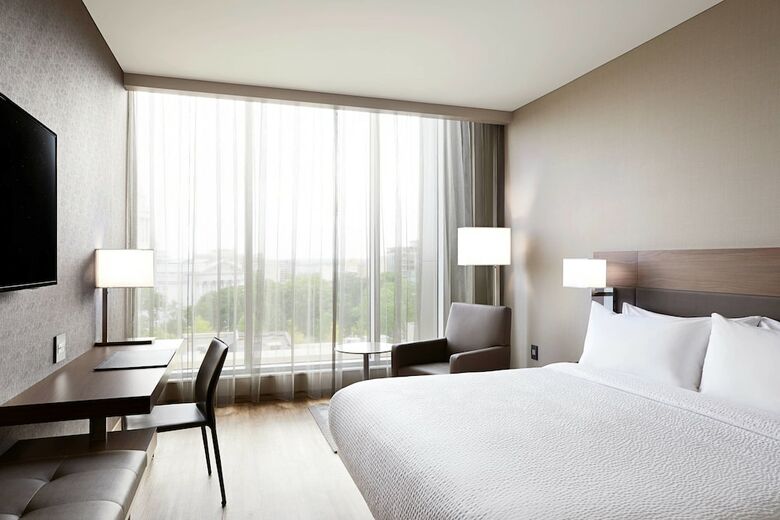 AC Hotel By Marriott Madison Downtown
