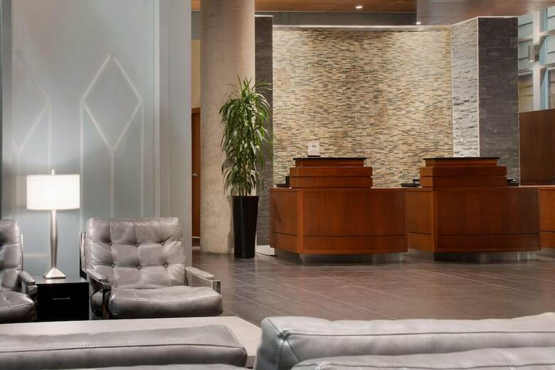 Hotel Embassy Suites Montr�al By Hilton