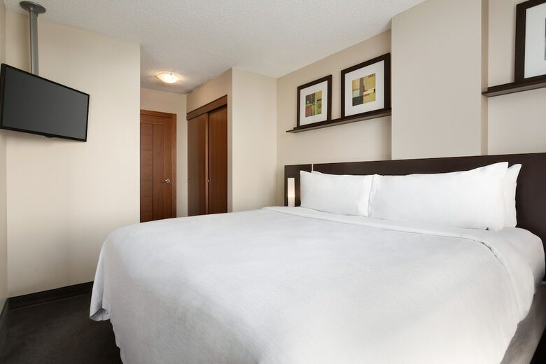 Hotel Embassy Suites Montr�al By Hilton