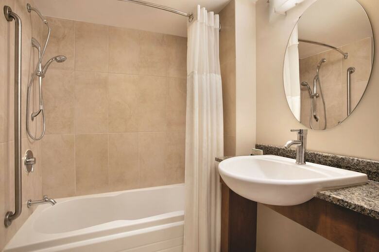 Hotel Embassy Suites Montr�al By Hilton