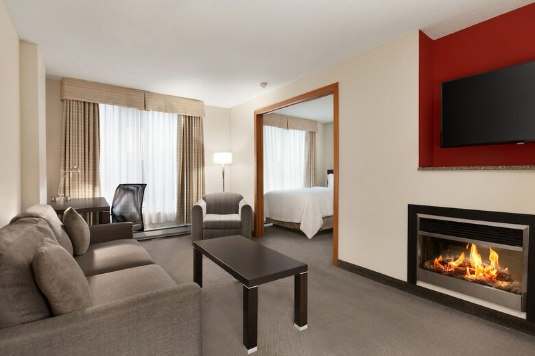 Hotel Embassy Suites Montr�al By Hilton