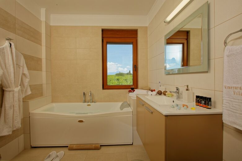 Cretan Vineyard Hill Villa Private Pool, Panoramic View, Beautiful Vineyard