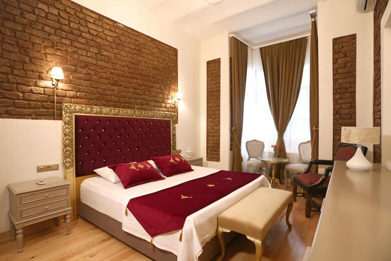 Hutsuite Hotel