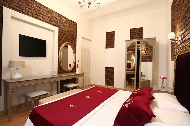 Hutsuite Hotel