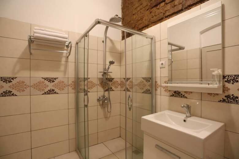 Hutsuite Hotel