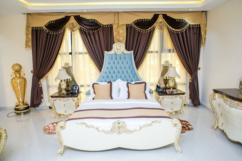 Echelon Heights Hotel
