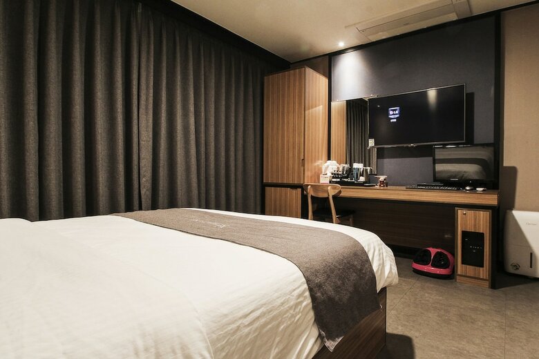 Hotel The May