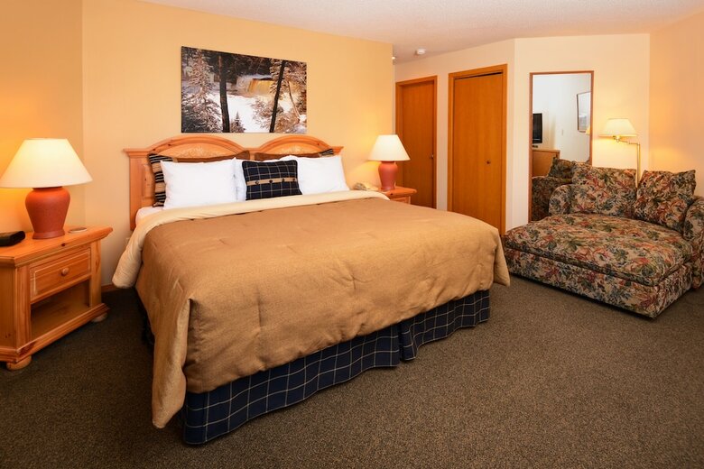 The Pointe Hotel And Suites