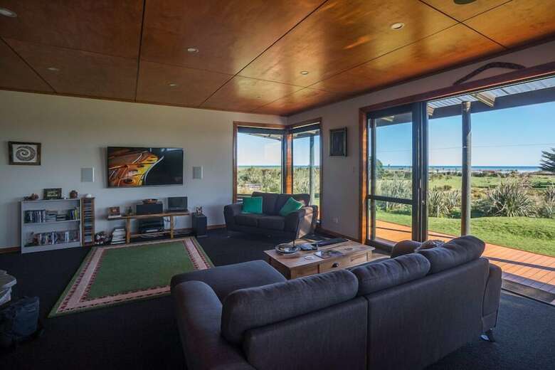 Koru Beach Cabin & B&B Homestay
