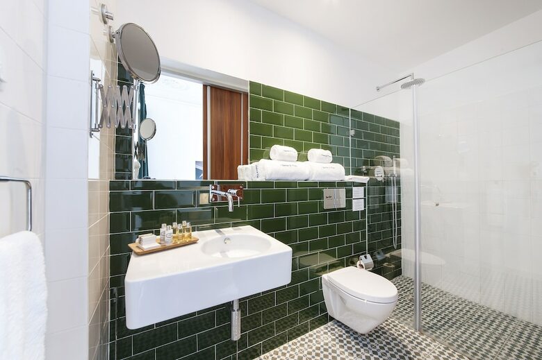 Hotel Cheese & Wine Suites