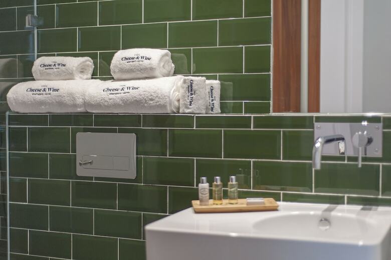 Hotel Cheese & Wine Suites