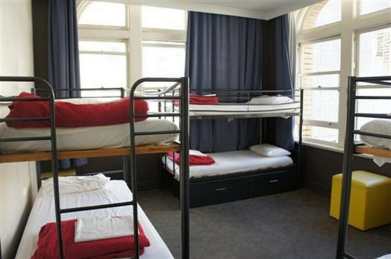 Hostal Nomads Auckland Backpackers