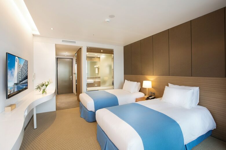 Whistle Lark Hotel