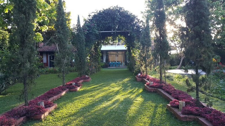 Villa Vila Bunga Merah Gelatik