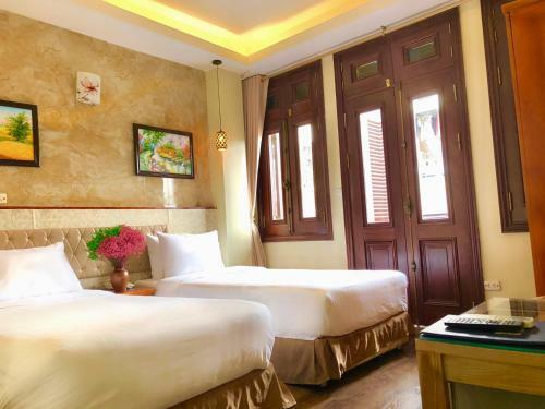 Queen Light Hotel