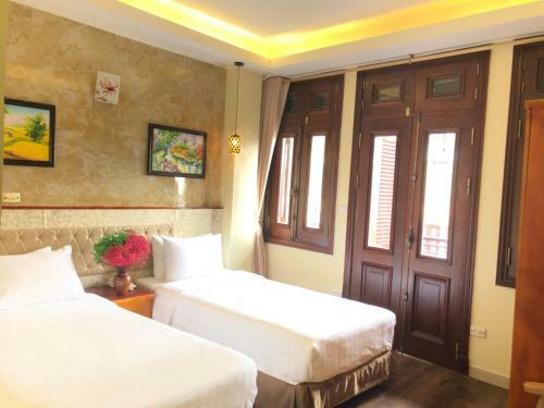 Queen Light Hotel