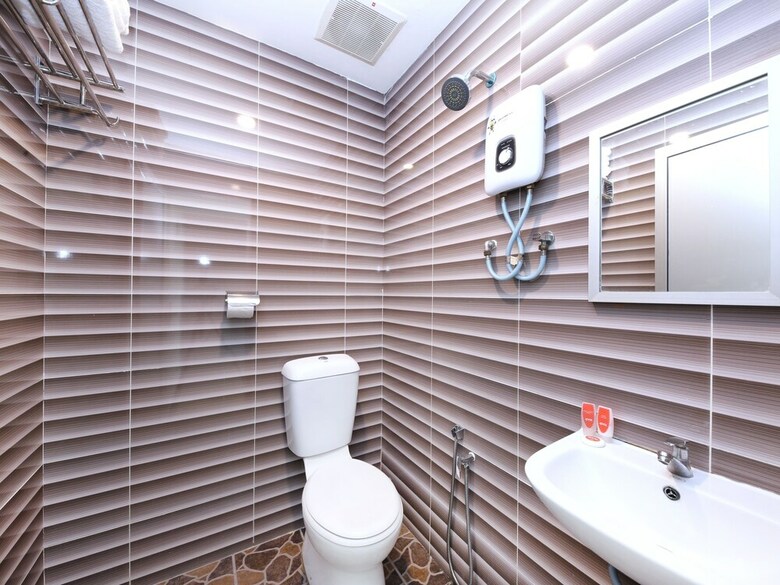 Oyo 758 Comma Hotel