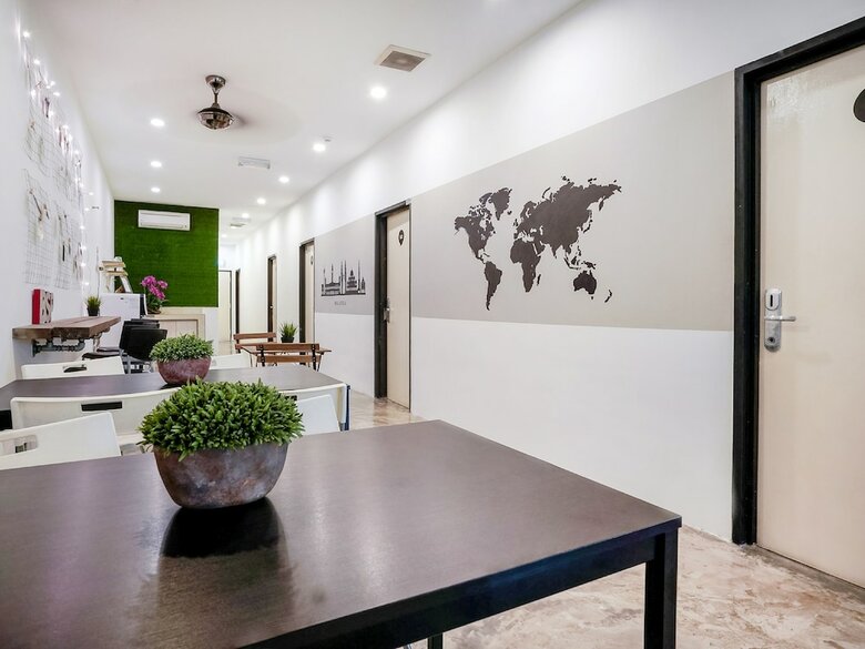 Oyo 758 Comma Hotel