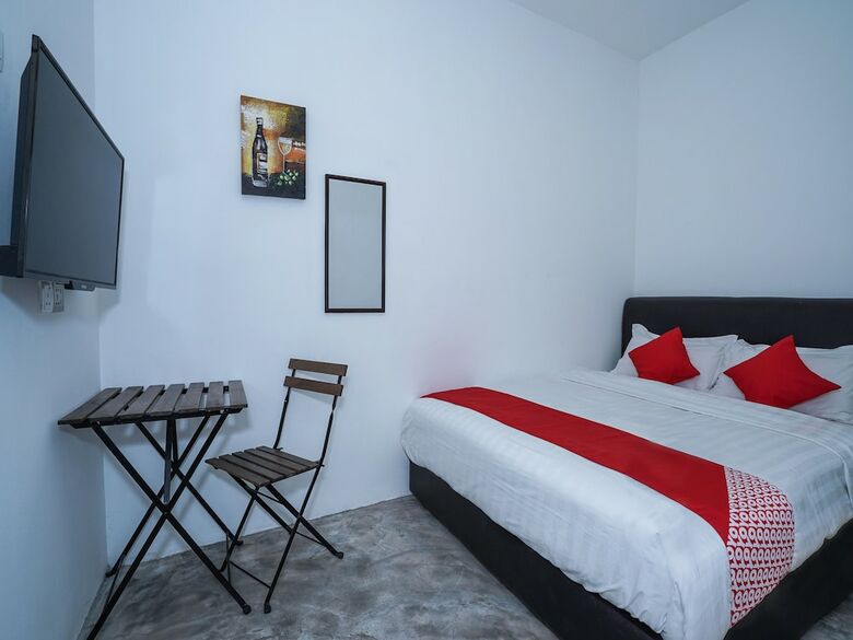Oyo 758 Comma Hotel