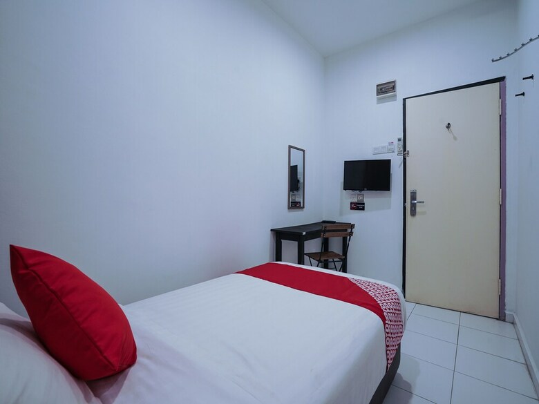 Oyo 758 Comma Hotel
