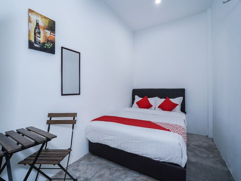 Oyo 758 Comma Hotel