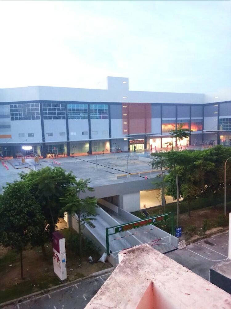 Aeon Tebrau Homestay & Hotel